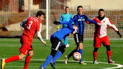 Bild: werner franken
Josef Rodler (hinten, blau) versucht einen tschechischen Spieler zu blocken, während der Weidener Niklas Lang (vorne, blau) mit dem Ball Land gewinnen will.