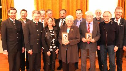 Bild: fvo
Erika Eichenseer (vorne Dritte von rechts) und Georg Schmidbauer (vorne Zweiter von rechts) haben das Buch "Geschichten aus dem Schönwerth-Land" bearbeitet und zusammengestellt. Nun stellen sie es im Beisein vieler "Prominenz" der Öffentlichkeit vor.