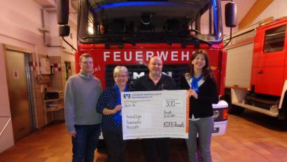 Bild: mng
Da haben Feuerwehr-Vorsitzender Hans Stangl und Kassenwart Matthias Keilwerth gut lachen: 300 Euro konnten sie von Frauenbund-Teamsprecherin Christine Pfeiffer und Kassenvorstand Rosa Deglmann entgegennehmen.