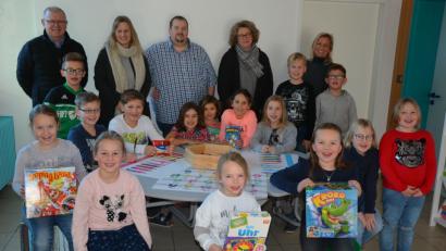 Bild: jr
Große Freude bei den Pechbrunner Schulkindern über die neu eingerichtete Lese- und Spielecke in der Aula der Grundschule. Dank der finanziellen Unterstützung des Elternbeirates und der Gemeinde konnte das Projekt in die Realität umgesetzt werden. Bei der Übergabe mit dabei waren (hinten von links), Bürgermeister Ernst Neumann, Elternbeiratsvorsitzende Sandra Dehmel, sowie die Elternbeiräte Thomas Lippert und Manuela Schinner, sowie Lehrerin Silke Ruß.
