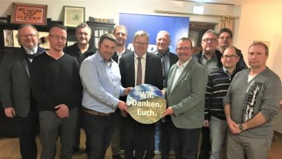 Bild: exb
Wichtige Themen gab es bei der Vorstandssitzung des CSU-Arbeitskreises für Außen- und Sicherheitspolitik zu besprechen (vorne von links): Ronny Kühnel (Kreisvorsitzender Weiden), Daniel Müller (Amberg), Oberbürgermeister Michael Cerny, Bezirksvorsitzender Andreas Otterbein aus Kastl, Christian Eiban (Bezirksgeschäftsführer), Matthias Rackwitz (Bezirksverband), sowie hinten von links Christoph Obracaj (stellvertretender Bezirksvorsitzender), Hans Gmeiner (Weiden), Huberth Rosner (Weiden), Peter Wunder (stellvertretender Bezirksvorsitzender), Friedrich Barth (Bezirksverband) und Bezirksgeschäftsführer Thomas Schmidt.