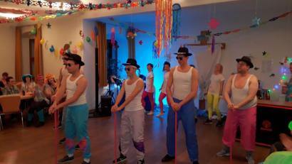 Bild: hir
Wahre Begeisterungsstürme lösten "Wonderwomen and the Laserboy" beim Pfreimder Pfarrfasching aus, die von Andrea Armer choreografiert, die Stimmung zum "brodeln" brachten.