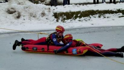 Bild: exb
Wasserwacht und Feuerwehr üben den Notfall auf dem Lanzer Weiher.