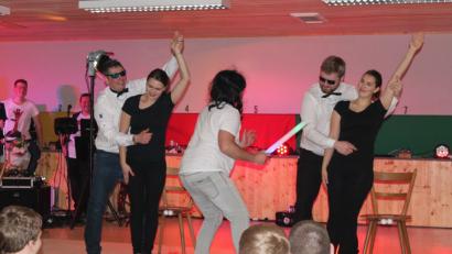 Bild: exb
Dirigent Seppus Wolfratus muss alles geben, um die Musiker des Salonorchesters Berlin im Takt zu halten.