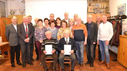 Bild: hcz
Vorsitzender Klaus Fischer (Dritter von rechts) und sein neuer Stellvertreter Hans Gallersdörfer (links) gratulieren den für 40-jährige Mitgliedschaft Geehrten (vorne) und den Neugewählten.