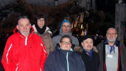 Bild: jr
Die Pilger aus Konnersreuth im französischen Wallfahrtsort Lourdes, mit (erste Reihe von links) Hugo Schiml, Petra und Roland Günthner, sowie Pfarrseelsorger Pater Benedikt Leitmayr. Im Hintergrund Elisabeth und Siegfried Schiml. Im Hintergrund die Erscheinungsgrotte.