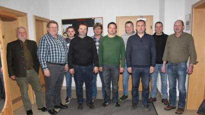 Bild: frd
Die beiden Jagdpächter Bernhard Brandstätter (links) und Michael Portner (rechts) harmonieren gut mit den Jagdgenossen, denen weiterhin Josef Bauer (Zweiter von links) mit seiner neu gewählten Mannschaft vorsteht.