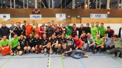 Bild: hai
Den neunten UTP-Cup gewann die Fußballstammtischmannschaft Plössen (vorne, schwarze Trikots).