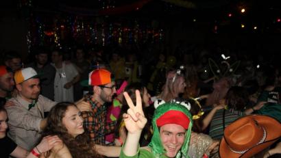 Bild: frd
Bei der Polonaise konnten die Ballgäste ihre tollen Masken präsentieren und sich für die Maskenprämierung in Szene setzen.