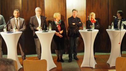 Bild: Bühner
Experten geben Tipps zur Berufswahl und Bewerbung (von links) Thomas Kick (Metallbau Korsche), Martin Neuhaus ( Kliniken Nordoberpfalz), Theo Zeitler (Witron Logistik und Informatik), Corelia Uschold (Constantia Pirk), Stephan Thesing und Tanja von Grün (Sparkasse Oberpfalz Nord). Moderatorinnen waren die Berufsberaterinnen Anita Kersten und Martina Bieber von der Arbeitsagentur Weiden (Siebte und Achte von links).