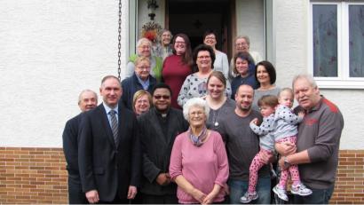 Bild: sei
Gertrud Friedrich (Vorne Mitte) feierte im Kreise ihrer Familie den 80. Geburtstag. Viele Gratulanten kamen zum Weißwurstfrühstück und auch zur Familienfeier. Für den Markt Mantel gratulierte Bürgermeister Richard Kammerer (vorne 2. v. links)