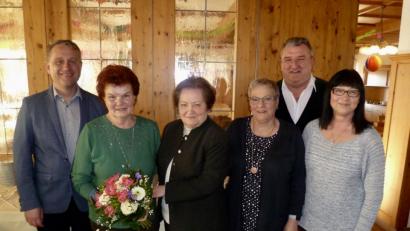Bild: usc
In der Jahreshauptversammlung des VdK-Ortsverbands Luitpoldhöhe-Poppenricht gab es Blumen für Monika Pirkl (Zweite von links) als 300. Mitglied. Dazu gratulierten (von links) 2. Bürgermeister Hermann Böhm, VdK-Kreisvorsitzende Marianne Kieß-Baldasty, Frauenbeauftragte Eva Senft sowie die Vorstandsmitglieder Frank Senft und Hedwig Rössner.