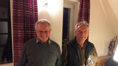 Bild: bnr
Vier Jahrzehnte stellte Alfred Hammer (rechts) seine Arbeitskraft in den Dienst des Zweckverbandes Wasserversorgung Glaubendorfer Gruppe. Jetzt verabschiedete ihn Vorstand Hans Müller (links) in den Ruhestand.