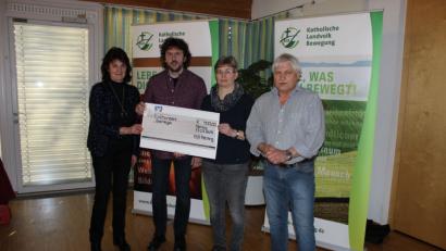 Bild: pko
Sonja Hauser (Zweite von rechts) und Peter Nissl (rechts) überreichten Monika Pürzer und Klaus Hirn 500 Euro von der KLB Penting für das Senegalprojekt.