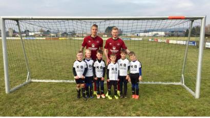 Bild: exb
Die beiden Fußballprofis Ondrej Petrak (links) und Sebastian Kerk (rechts) vom 1. FC Nürnberg spielten mit den Nachwuchsfußballern des SV Diendorf bei einem Videodreh.