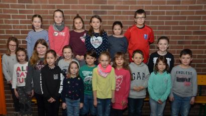 Bild: dob
39 Kinder bekommen in der Gaststätte das Deutsche Sportabzeichen.