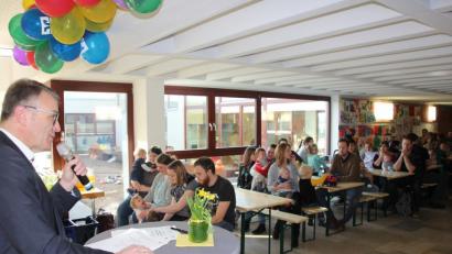 Bild: kro
Bürgermeister Franz Stahl beim Neugeborenenempfang. Er zeigte sich erfreut über das große Interesse an diesem Empfang.