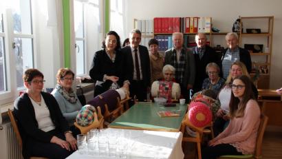 Bild: exb/Stephanie Bucher
Sissy Thammer (Dritte von links) ließ sich beim Besuch in Tiefenbach das Spitzenklöppeln zeigen. Der Bürgermeister überreichte zum Abschied ein von Sieglinde Prögler geklöppeltes Kunstwerk.