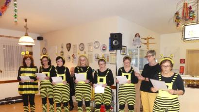 Bild: rn
Maria Förster, Leiterin des Seniorenclubs, Maria Cronenberg, Leiterin des evangelischen Seniorenkreises, (von rechts) und das Clubteam stimmten die Seniorengemeinschaft auf einen unterhaltsamen und schwungvollen Nachmittag ein.