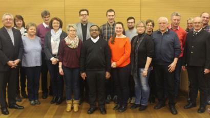 Bild: rha
Den ausgeschiedenen Kirchenpflegern, Kirchenräten und Pfarrgemeinderatsmitgliedern aus Vilseck, Schlicht und Sorghof gilt der Dank bei einer Feierstunde im Pfarrsaal Vilseck (von links): Diakon Dieter Gerstacker, Sabine Graf, Christa Ströll, Werner Rieger, Christa Münster, Martina Apfelbacher, Dekan Walter Hellauer, Pfarrvikar Hrudaya Kumar Madanu, Thomas Gradl, Kathrin Graf-Trummer, Stefan Stubenvoll, Barbara Stübe, Patricia Wywiol, Hans Geier, Hans Regler, Marianne Ringer, Hermann Klier und Stefan Feuerer.