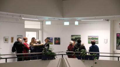 Bild: cog
Die Besucher flanierten durch alle drei Etagen des LCC und erfreuten sich an den ausgestellten Werken und dem Gespräch mit den Künstlern.