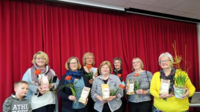 Bild: ubb
Moderatorin Dagmar Franz (rechts) bedankte sich herzlich mit Blumen und einem in Tirschenreuth selbst gerösteten Kaffee bei den Frauen des Evangelischen Frauenteams Dakanat Weiden für diesen großartigen Vortrag.