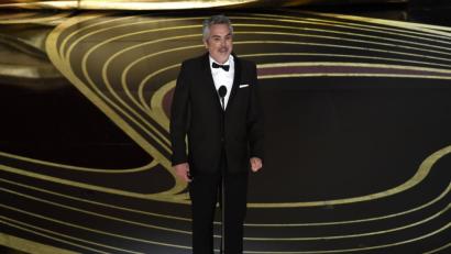 Bild: Chris Pizzello
Alfonso Cuarón mit seinem Regie-Oscar. Foto: Chris Pizzello/Invision/AP