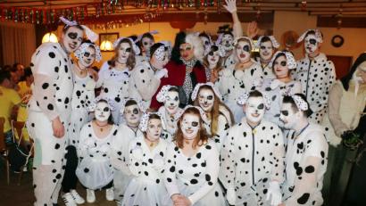 Bild: gru
Ein ganze Meute von Dalmatiner-Hunden macht sich beim Feuerwehr-Fasching breit.