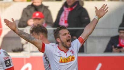 Bild: agentur_dpa
Nach Marco Grüttners Siegtreffer gegen den HSV neun Minuten vor dem Abpfiff gab es in der Continental-Arena kein Halten mehr. Der Regensburger Torschütze schrie seine ganze Freude in Richtung des Jahn-Fanblocks.