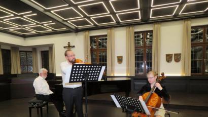 Bild: ubb
Jakob Schröder, sein Sohn Jakob Johannes Schröder und Schwiegertochter Konga Schröder begeisterten beim Sonatenkonzert.