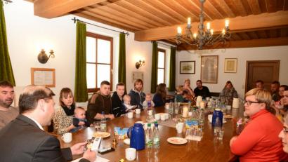 Bild: bey
Bürgermeister Rainer Rewitzer heißt ganz offiziell die jüngsten Pleysteiner des Geburtsjahres 2018 willkommen und überreicht eine Musik-CD mit Schlafliedern. Beim Empfang im Sitzungssaal hebt der Bürgermeister die Möglichkeiten der Freizeitgestaltung für Familien hervor und nennt dazu im Besonderen das Pleysteiner Freibad.