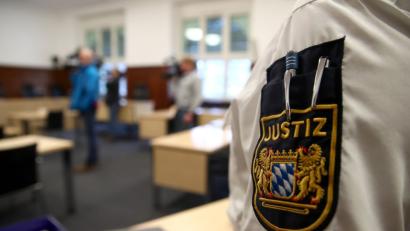 Bild: Daniel Karmann
Ein Justizbeamter steht im Landgericht Nürnberg-Fürth zu Prozessbeginn im Sitzungssaal. Foto: Daniel Karmann/Archiv