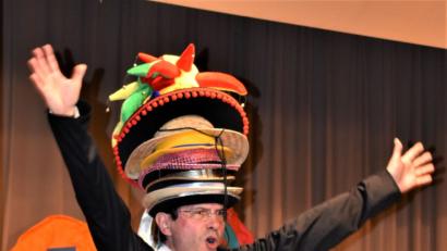 Bild: rgr
Es gibt nicht nur zwölf Apostel, sondern auch zwölf Faschingshüte für den Pfarrer.