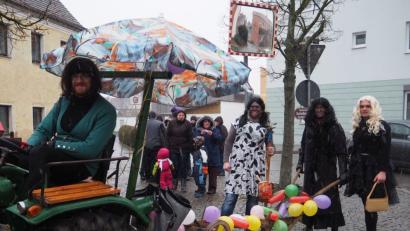 Bild: gz
Zum Asgrom gehört ein Pflug, und nicht unter jedem Damenrock muss eine Dame stecken.