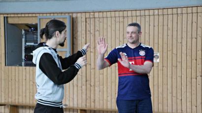 Bild: jma
Trainer Andreas Fachtan (links) hält einen Selbstbehauptungskurs für die Feuerwehr Eschenbach. Auch Kommandant Udo Drechsler (rechts) lässt sich schulen.