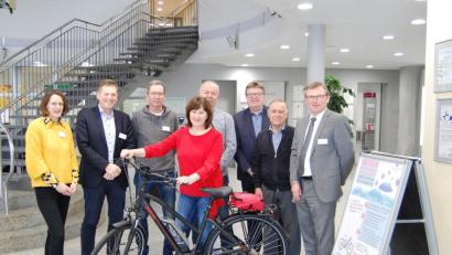 Bild: Klinikum/Dietl)
Marga Gottschalk freut sich über ihr E-Bike. Auf dem Bild von links: Ulrike Dropco (stellvertretende Pflegedirektorin), Harald Hollnberger (Ärztlicher Direktor), Josef Schuller (stellvertretender Personalratsvorsitzender), E-Bike-Gewinnerin Marga Gottschalk, Gutschein-Gewinner Jürgen Müller, Hubert Graf (Kaufmännischer Direktor), Sponsor Peter Stadler und Manfred Wendl, Vorstand des Klinikums St. Marien.