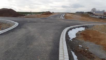 Bild: br
Mit „Schwalbenweg“, ab der Zufahrt zum Baugebiet „Sandbrunnen IV“ (rechts im Bild) mit dem weiteren Verlauf nach Süden (links) und „Finkenweg“ für die Querstraße (Bildmitte) entschied sich der Marktgemeinderat für heimische Vogelarten bei der Vergabe von Straßennamen.