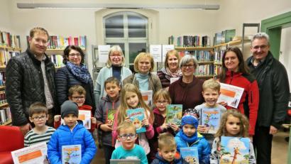 Bild: bph
Die 20 glücklichen Gewinner des Preisrätsels 2018 konnten von Büchereileiterin Elfriede Jauernig (3. von links) jeweils mit Preisen bedacht werden. 10 Buchpreise spendet dafür die Bücherei Westiner (Gisela Westiner, 3. von rechts) und 10 Gutscheine für Familien-Leseausweise wurden vom Vorsitzenden der Kath. Kirchenverwaltung, Träger der Bücherei, Pfarrer Hannes Lorenz (rechts) gesponsert.