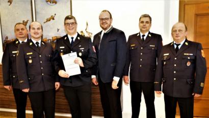 Bild: arw
Mit Wirkung vom 1. März ist Dr. Rüdiger Hettler (Dritter von links) Feuerwehrarzt des Landkreises. Landrat Andreas Meier überreicht die Ernennungsurkunde und Martin Liste, Marco Saller, Wolfgang Schwarz und Martin Weig (von links) gratulieren.