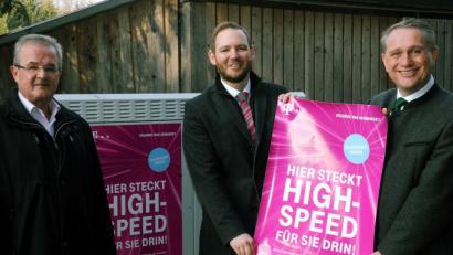 Bild: gf
(von links): Geschäftsleiter Hartmut Gawlik, Telekom-Regio-Manager Enrico Delfina und Zweiter Bürgermeister Hermann Böhm.