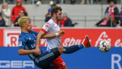 Bild: agentur_dpa
Hamburgs Hee-chan Hwang (links) und Jonas Föhrenbach im intensiven Kampf um den Ball.