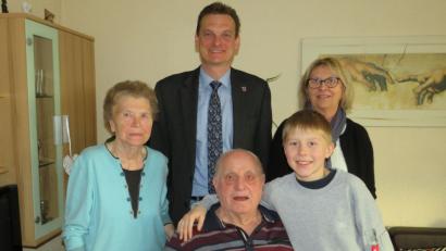 Bild: adj
Seinen 90. Geburtstag feiert Josef Höfner (sitzend) mit seiner Frau Pauline, Tochter Anita und Urenkel Felix. Bürgermeister Ernst Schicketanz überbringt Glückwünsche der Gemeinde.