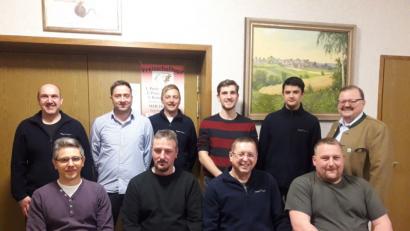 Bild: rdh
Die neue Führungsmannschaft der Blaskapelle Thanhausen (hinten von links): Dirigent Alexander Franz, Beisitzer Oliver Schuller, Schriftführer Markus Schüßler, Beisitzer Michael Heldwein jun., Jugendsprecher Marco Eckert, Bürgermeister Alfred Stier sowie (vorne von links) Kassier Toni Freundl, 2. Vorsitzender Uwe Franz, 1. Vorsitzender Klaus Sladky und 2. Dirigent Christian Pecher.
Kassier Toni Freundl, 2. Vorsitzender Uwe Franz, 1. Vorsitzender Klaus Sladky, 2. Dirigent Christian Pecher