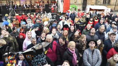 Bild: Petra Hartl
Eine prallvolle Altstadt und dennoch eine so friedliche Stimmung, dass die Polizei nicht ein einziges Mal eingreifen muss: Vorbildlich verhielten sich die rund 25.000 Narren im Umfeld des Ostbayerischen Faschingszugs.