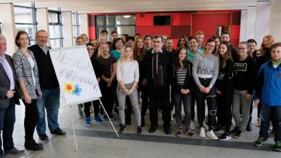 Bild: le
Ein „ Herzliches Willkommen" sagten Rektor Gerhard Steiner und Bürgermeister Günter Stich den Schülern, Lehrern und Schulleiter Karl Rada aus dem tschechischen Tlučná beim ersten Besuch in der Flosser Grund- und Mittelschule.