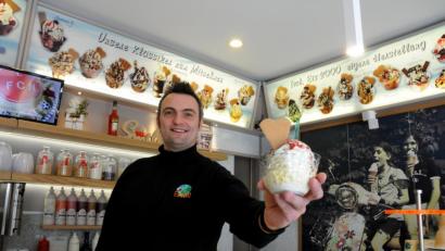 Bild: Stephan Huber
Senes DeBona aus Amberg serviert Spaghetti Eis.