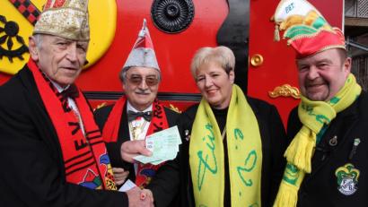 Bild: kro
Unser Bild zeigt bei der Spendenübergabe, von links Rosamunde-Präsident Heinz Kilian, Zeremonienmeister Erwin Jaspers, Tursiana-Präsidentin Iris Fennerl und Tursiana-Vorsitzender Klaus Behnke, die das Geld an die Familie von Hugo weiterleiten werden.