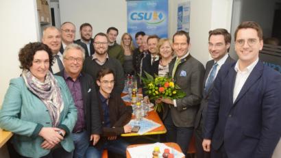 Bild: Gabi Schönberger
Mit Blumen verabschiedet der alte und neue Vorsitzende des Bundeswahlkreises Weiden-Neustadt-Tirschenreuth, Albert Rupprecht (Dritter von rechts), Petra Dettenhöfer. Sie gehörte 25 Jahre der Bundeswahlkreiskonferenz an. Bei der Europawahl am 26. Mai ruhen die Hoffnungen auf Christian Doleschal (rechts).