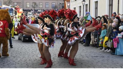 Bild: Petra Hartl
Der Ostbayerische Faschingszug schlängelt sich durch Amberg