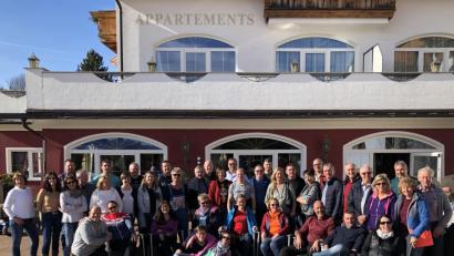Bild: exb
Die Skigruppe des TSV Neualbenreuth stellte sich vor ihrer Unterkunft zum Erinnerungsfoto auf.
